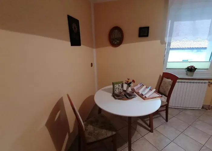 Apartma Zele * 포스토이나